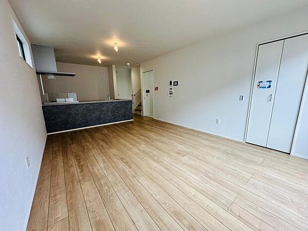 (1号棟) 15.35帖のリビングは解放感もあり、居心地のいい空間です。