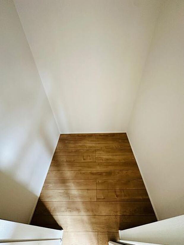 (1号棟) あるとうれしいリビング収納は、掃除用具や子供の遊び道具などの収納に便利です。