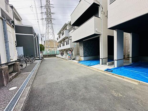 前面道路は4.5m。十分な広さがあり駐車もしやすくなっています。