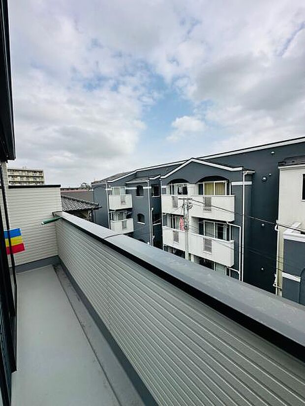 (1号棟) バルコニーは遮るものも無く、日当たり良好です。