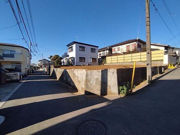 少し高さのある場所なので、道路からの視線も気になりづらくなります。陽当たりも良いですね。