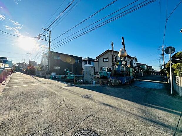 11/21撮影 前面道路は各6mですが、この広さ伝わりますでしょうか。