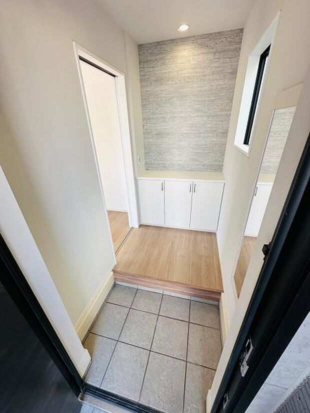 玄関スペースは十分な広さがあり、複数人の帰宅でも混雑しません。