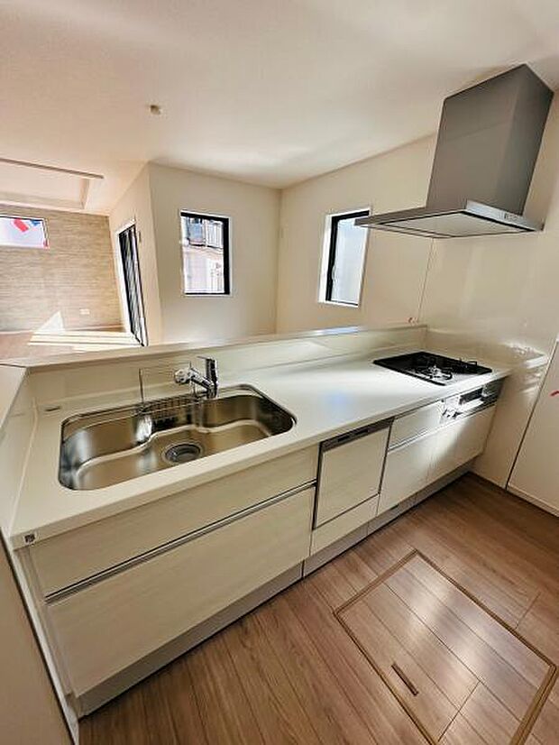 対面式のカウンターキッチンはお料理中でも家族との団欒を楽しめます。