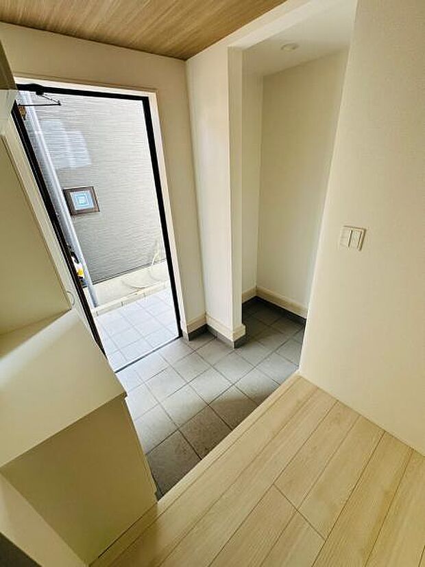 (9号棟) SICは汚れた荷物やベビーカー、雨に濡れた傘などの収納に便利です。