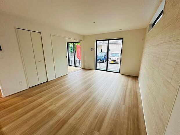 14号棟 16帖のリビングは温かみのある空間。4.5帖の隣のお部屋も繋げて使えます。