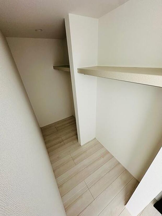 (9号棟) 主寝室のWICです。お洋服をたくさん掛けることができます。