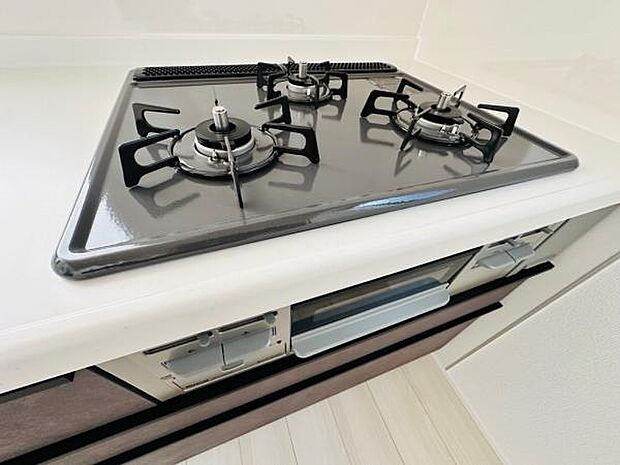 同時の調理もはかどる3口タイプのガスコンロです。