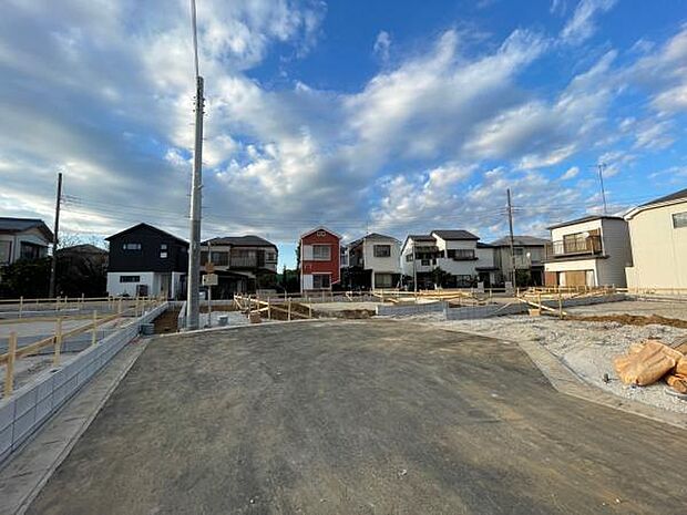 新設道路は幅員6ｍ。転回広場もあり、駐車もしやすくなっています。