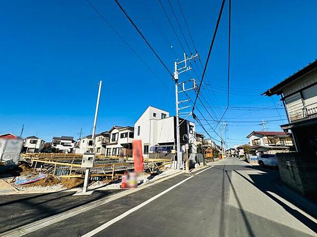 新設道路から出た前面道路は6.5ｍ。ゆとりがあり見通しも良い道路です。