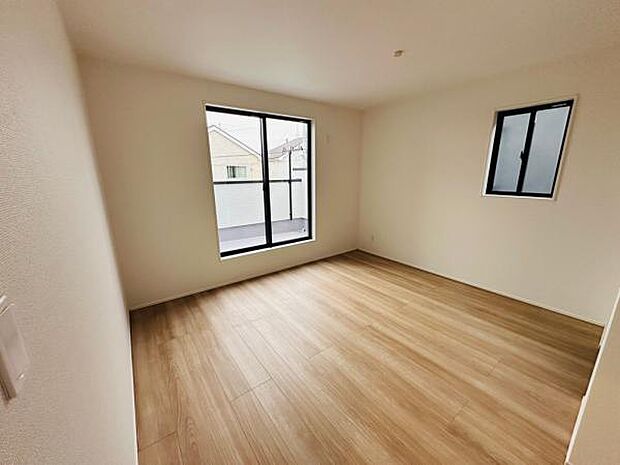 14号棟 主寝室は明るく心地よい空間。夫婦で使っても狭くない広さです。