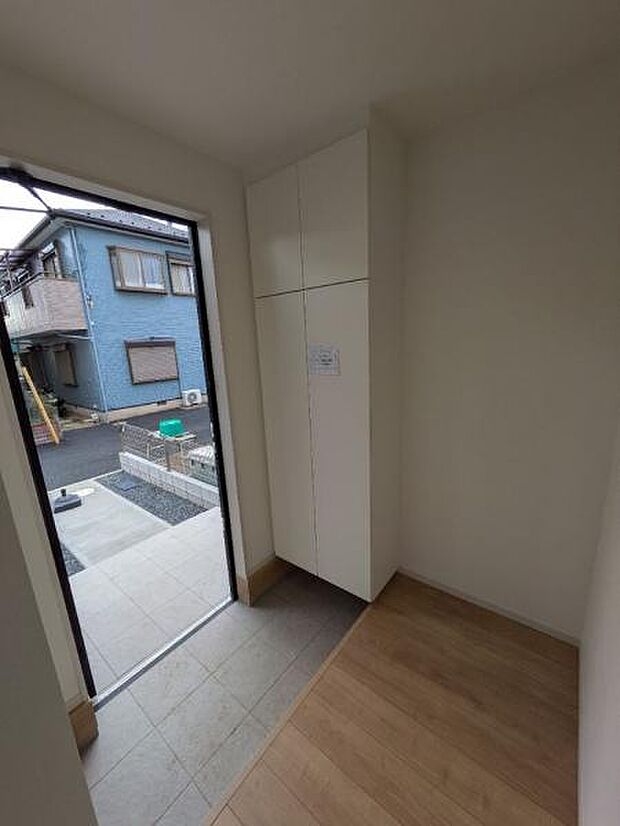 横長に間口の取れた玄関スペース。家族並んで靴の脱ぎ履きが可能。