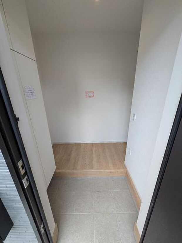 宅配などを迎える時、生活感を見せないプライバシー確保の玄関。安心です。