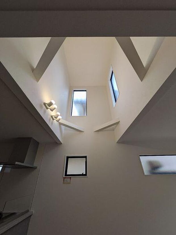 団欒の食卓を見上げると素敵な吹抜が広がります。天井を見上げるのがクセになりそうです。