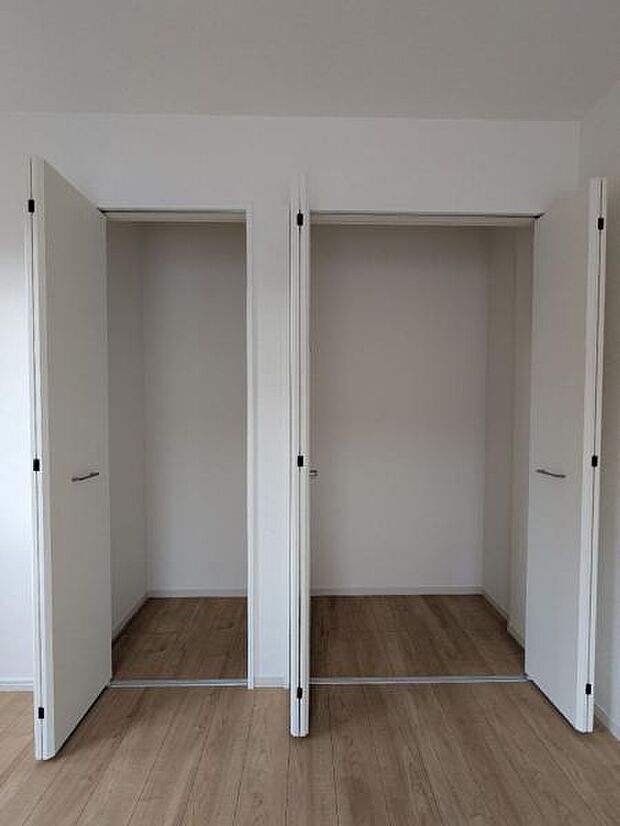 仕切りのあるクローゼットって使いやすいんです。用途ごとに分けたり夫婦ごとに分けたりが出来ちゃいます。