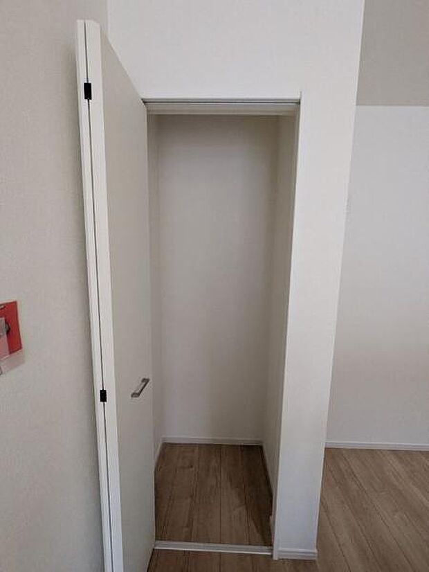 パントリー収納としても便利。キッチン横にある扉付きクローゼット。隠したい物、書類等の収納にもおすすめ。