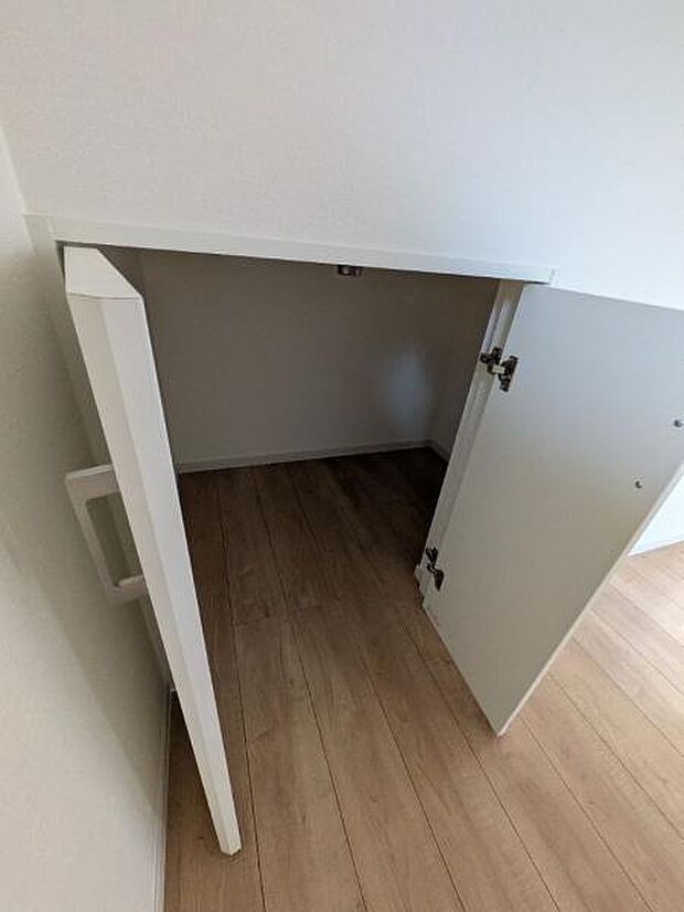 階段下を活用した収納。季節物などの収納に便利ですね。