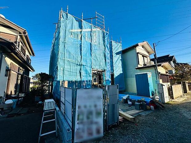 11/28撮影 足場が組まれ、建物の形が分かるようになってきました。