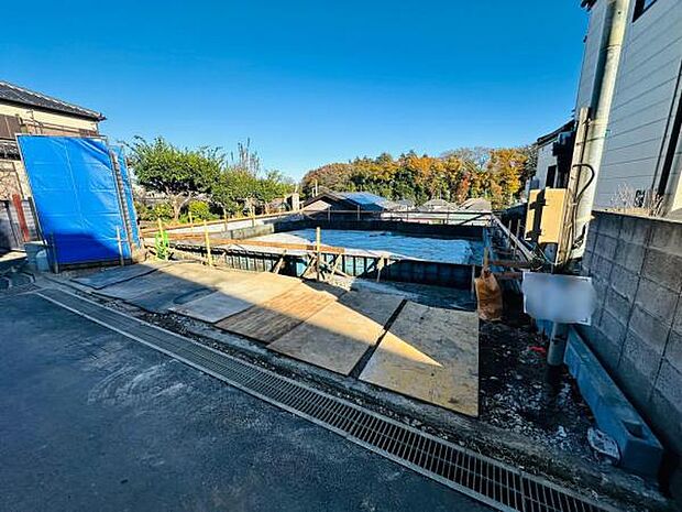 11/28撮影 現在は基礎工事に移っている段階です。基礎の部分が見れるのは今だけです。