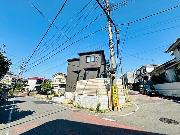前面道路の様子です。 角地の為、日当たりも良好です。