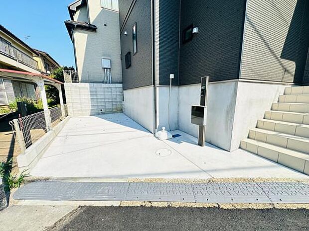 駐車スペースは左右に余裕もあり、駐車もしやすくなっています。