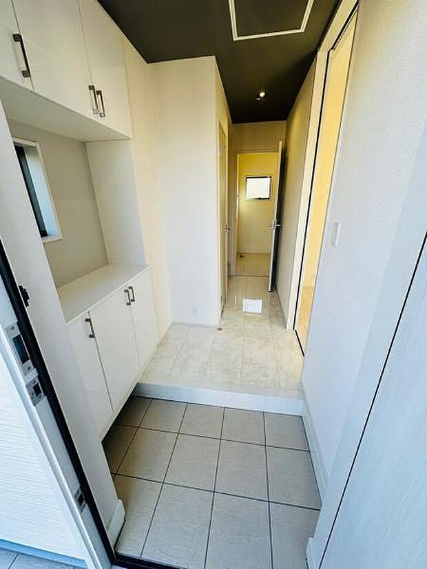 シューズボックスは容量豊富。棚の高さを変えることもできます。