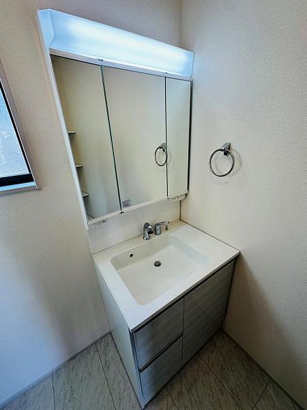 人気の三面鏡タイプの洗面台です。鏡の裏にも棚があるので収納豊富です。