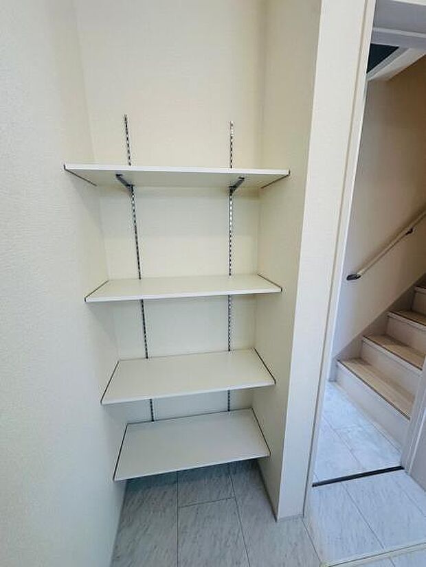 可動棚のある洗面脱衣室。タオル収納やストック、パジャマ収納等活用の仕方いろいろ。