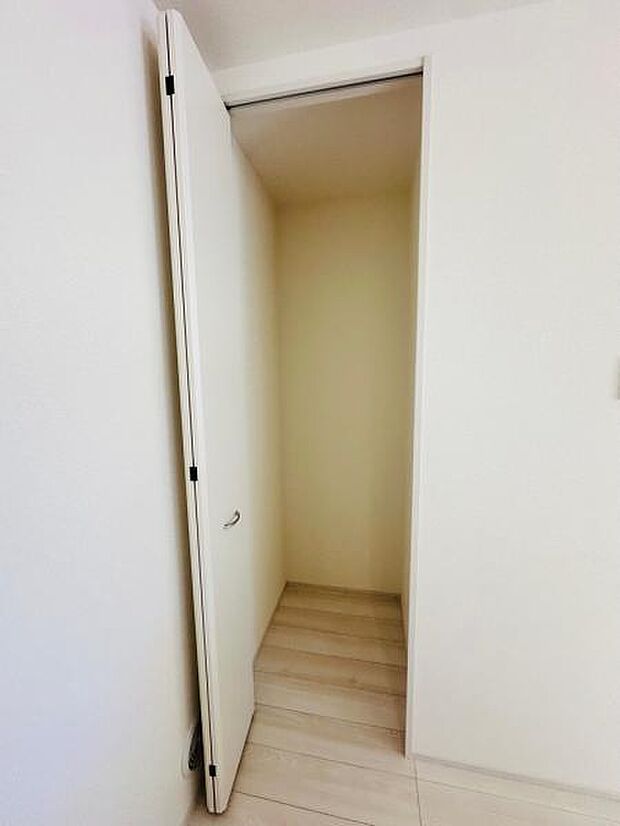 キッチン横の収納は、パントリーとして備蓄品のストックに便利です。