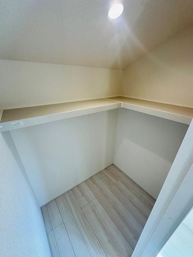 お部屋の広さにプラス6帖洋室にはWIC。L字型で着たい物が見やすい、取り出しやすい仕様。