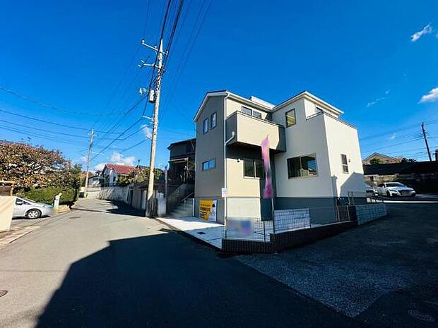 5.7mと幅広前面道路です。車が停まっていてもすれ違いに余裕のある道路。