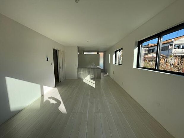 2号棟 南向きの明るいリビングで家族団らんの時間を過ごせます。