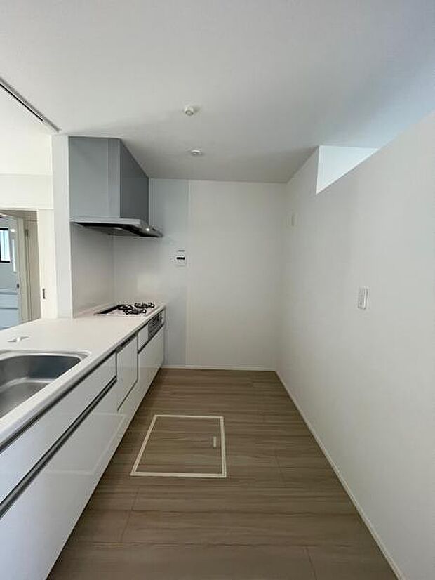 1号棟 食器棚を置いても十分なスペースのあるキッチン。リビングを見ながらお料理できます。