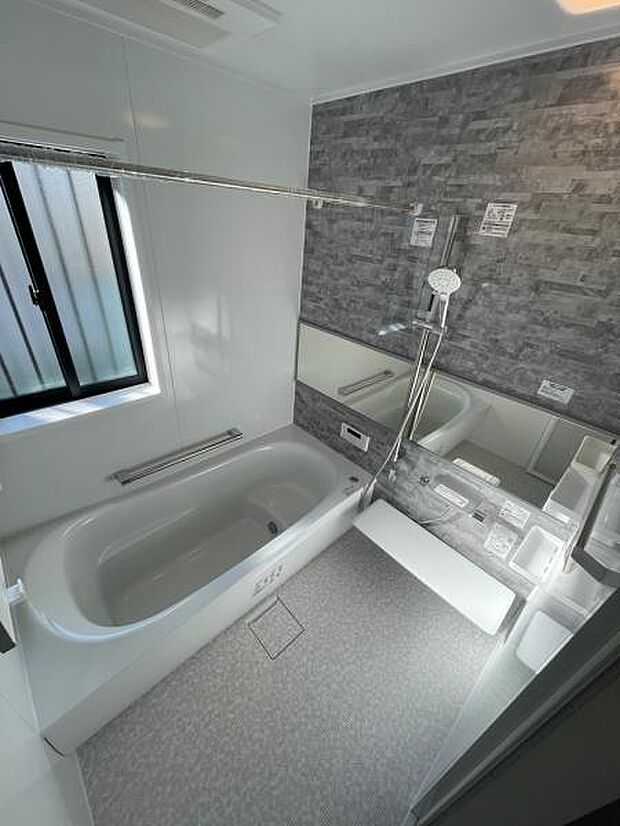 2号棟 1坪以上広さを設けた浴室でゆったりバスタイム。ベンチタイプで節水、お子様にも優しいです。