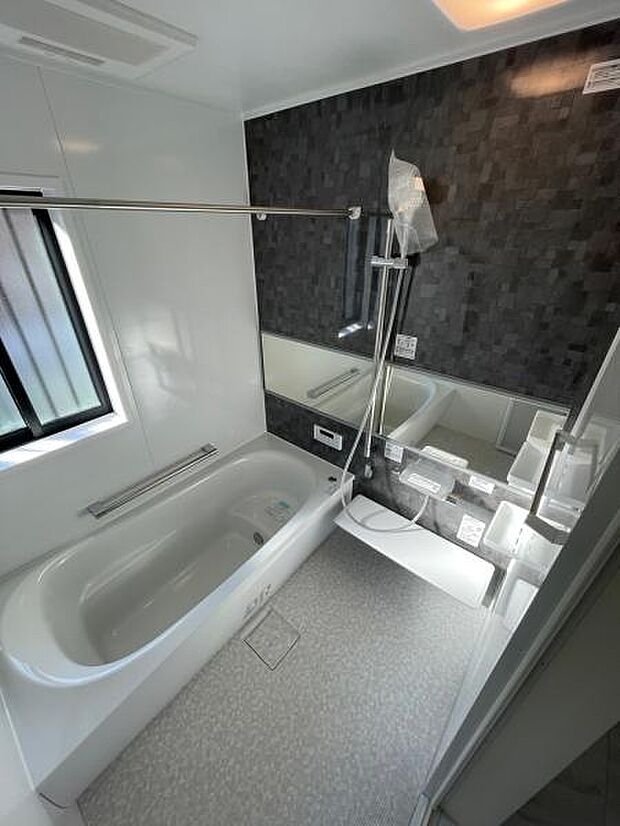 1号棟 足を伸ばしてゆったりと浸かれる浴室です。窓もがあり換気もできます。