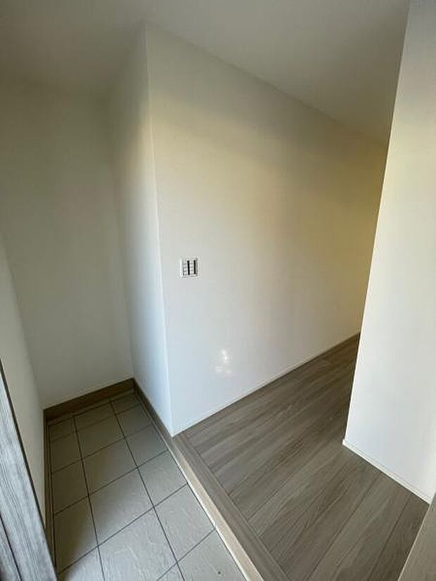 1号棟 玄関のスペースはベビーカーなどを置いたり、棚を置いてシューズクロークとしても使えます。