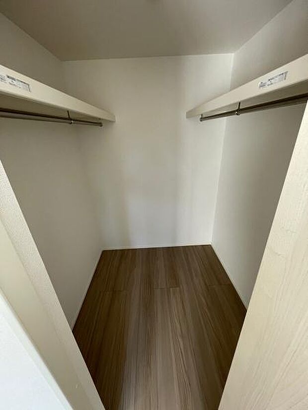 1号棟 主寝室にはWIC付き。季節物の洋服もバッグもすっきり収納できます。