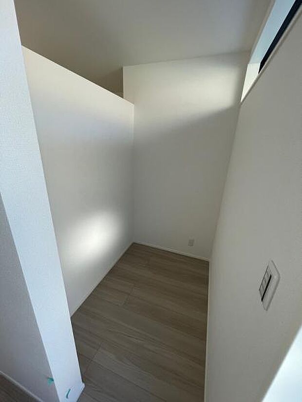 1号棟 キッチン裏の広々パントリー。コンセント穴もあり、家電を置くこともできます。