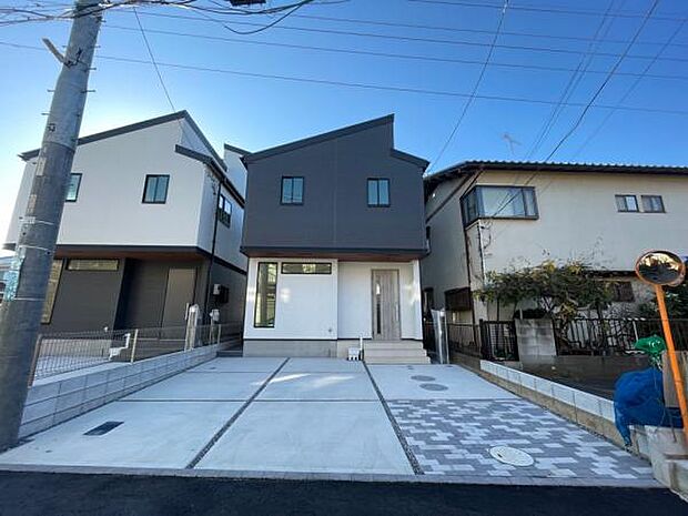 1号棟 ブラックが印象的な1号棟。車2台プラス自転車も置けるゆとりの駐車スペース付きです。