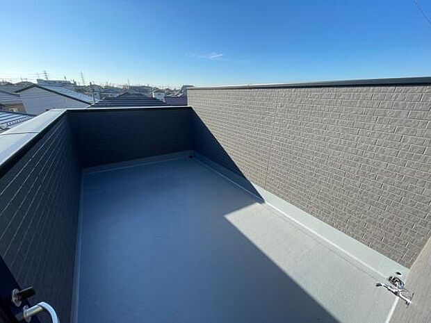 1号棟 約7.5帖もあるルーフバルコニー。青空の下、人目を気にせずプライベートな時間を過ごせそうです。