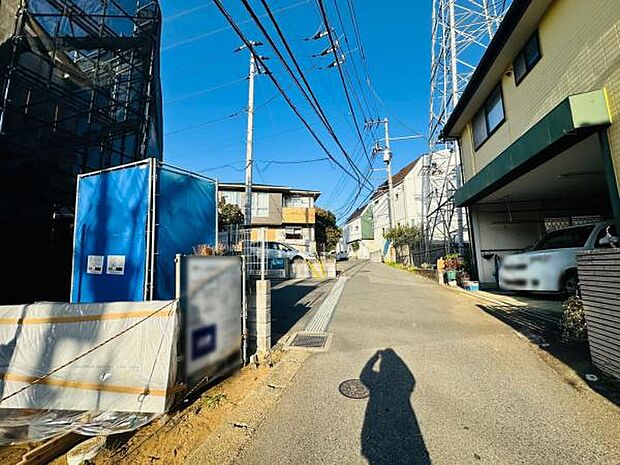南東側の前面道路です。静かで落ち着いた環境です。