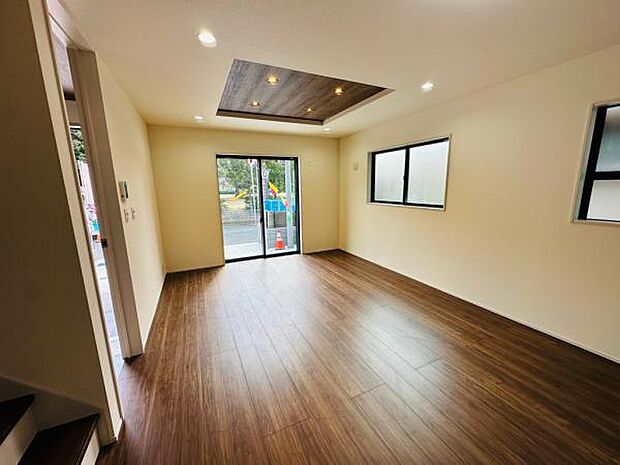 落ち着いた床材が心地よいLDK。折上げ天井が空間に奥行きを生んでいます。