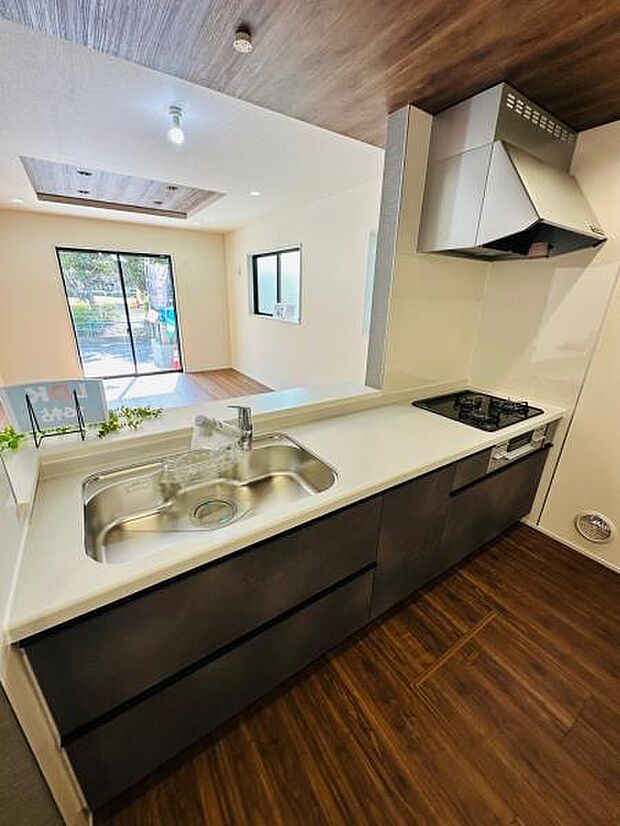 目線の抜けるカウンターキッチン。火の使う場所は調理中の油が跳ねないよう壁があります。