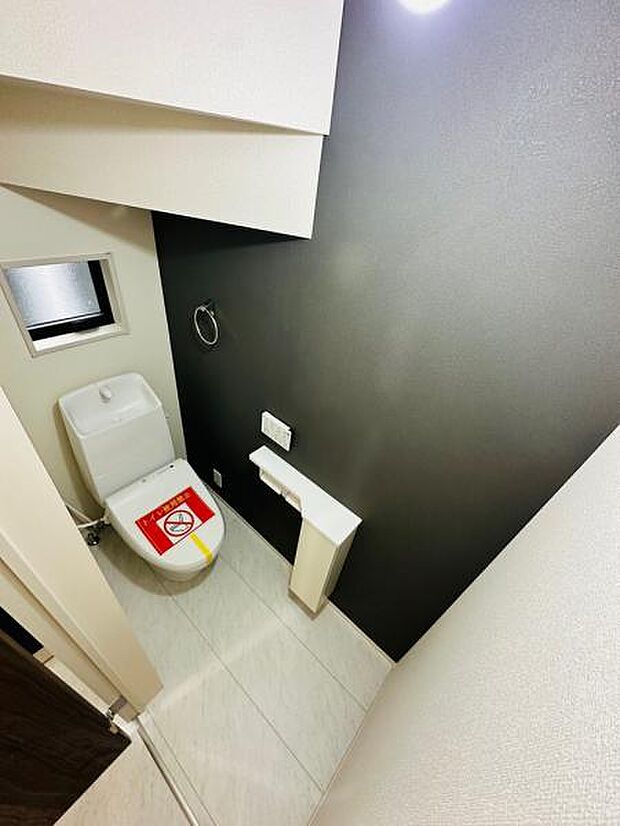 お手洗いへは洗面室を通ります。お子様は洗面台を使って手洗いができる動線で優しいです。