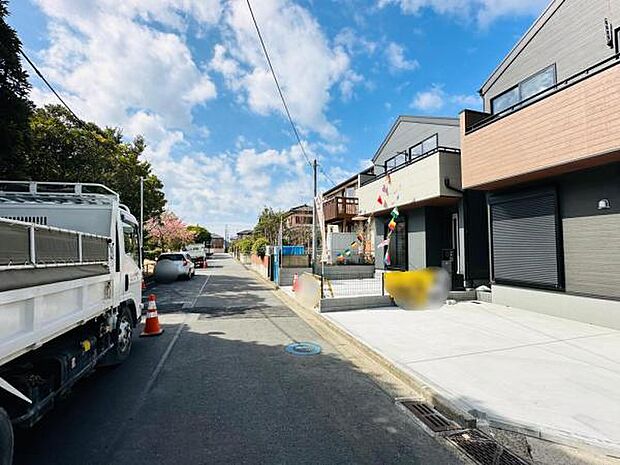 まっすぐで見通しの良い前面道路です。目の前は公園で、自然が感じられます。