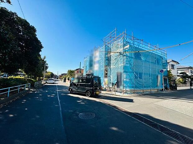 まっすぐで見通しの良い前面道路です。目の前は公園で、自然が感じられます。