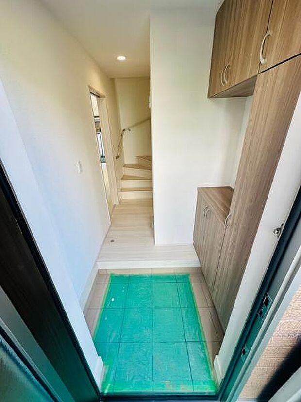 玄関スペースは十分な広さがあり、複数人の帰宅でも混雑しません。