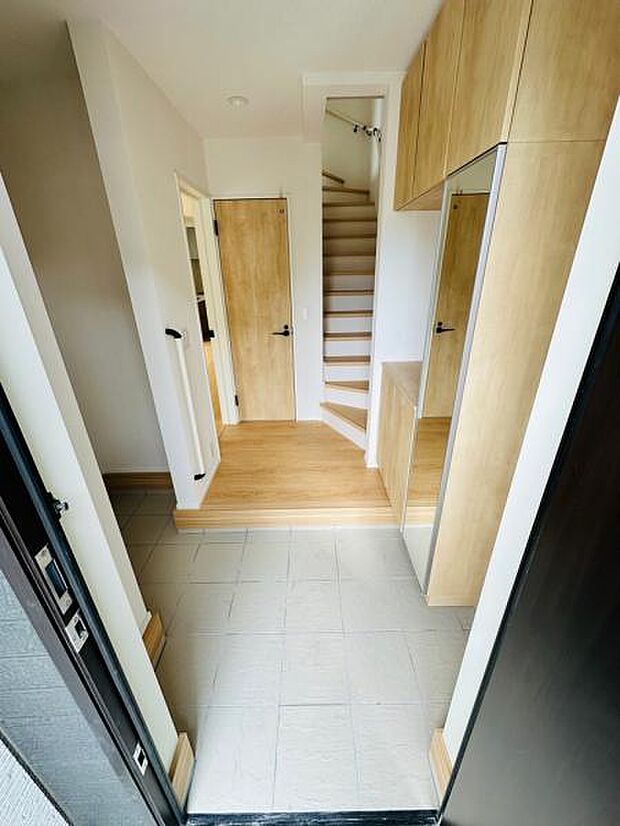 玄関を入ると右にシューズボックス、左にシューズインクローゼットがあり収納豊富です。