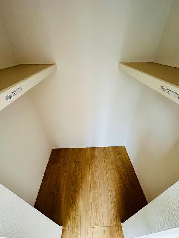 2階に2つのウォークインクローゼットがついています。洋服好きなかたにもおすすめです。