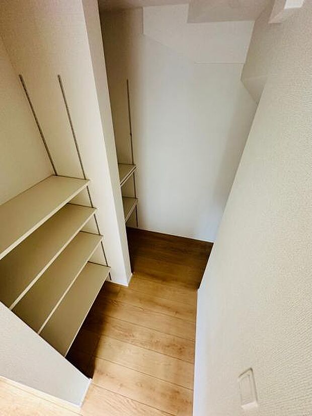 パントリーはご覧のとおり大容量。食品のストックはもちろん、日用品や掃除道具なども収納できます。